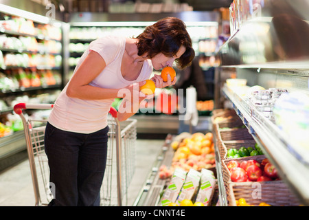 Frau riechen Obst im Supermarkt Stockfoto