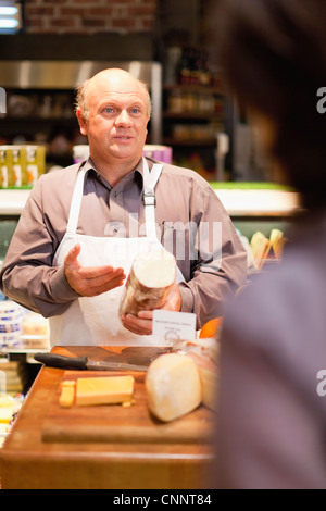 Mann mit kostenlosen Proben im Supermarkt Stockfoto