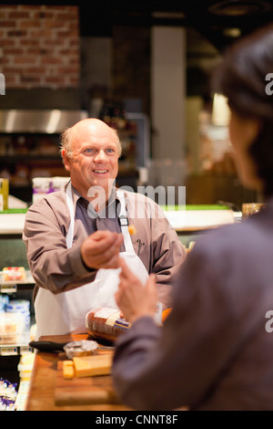 Mann mit kostenlosen Proben im Supermarkt Stockfoto