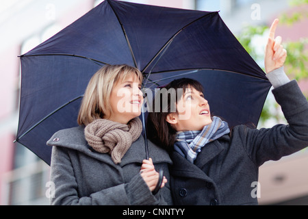 Frauen unter Dach auf Stadtstraße Stockfoto