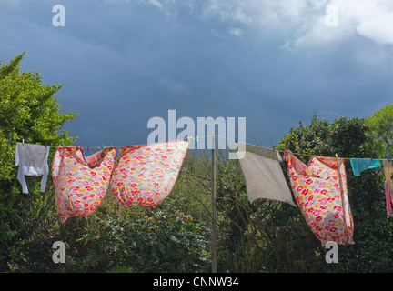 Waschen hängen zum Trocknen an einem regnerischen Tag Stockfoto