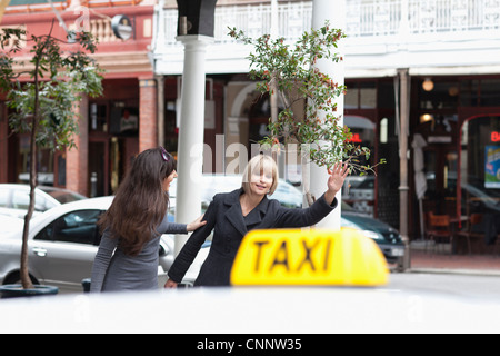 Frauen Taxi Taxi in der Stadt Stockfoto