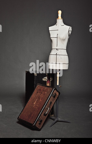 Mannequin und Vintage-Stämme Stockfoto