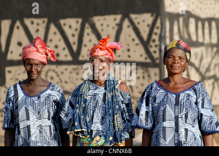 Burkina Faso, das Dorf in der Nähe von Sesuala Pó Kassena, Frauen, ethnischen Gruppe fair trade Sheabutter aus Shea-butter produzieren, Shea Butter ist als Speiseöl oder für Kosmetika verwendet, Porträts von Frauen in traditionellen gedruckten Baumwollkleidung, Wachs waxprint Drucken Stockfoto