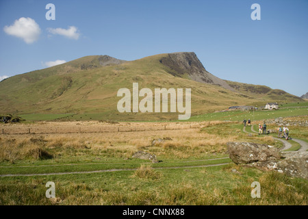 Gruppe der Wanderer Richtung Y Garn und Nantlle Ridge aus Rhyd Ddu in Snowdonia, Nordwales Stockfoto