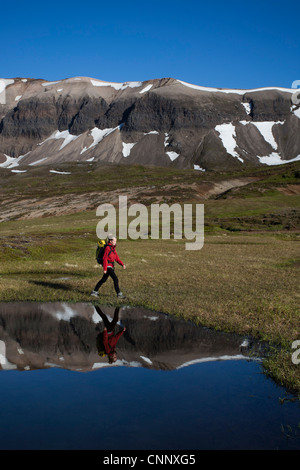 Wanderer zu Fuß in ländlichen Graslandschaft Stockfoto