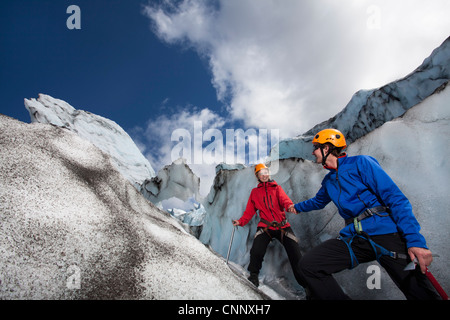 Wanderer, Klettern am Gletscher Stockfoto