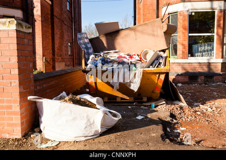 Home Renovierung. Volle überspringen außerhalb eines Hauses renoviert, England, Großbritannien Stockfoto