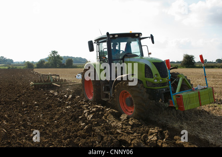 Landwirt treibende Traktor durch Felder Stockfoto