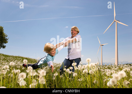 Vater und Sohn mit Windkraftanlagen Stockfoto