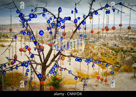 Baum mit nazars oder böse Augen zum Verkauf. Stockfoto