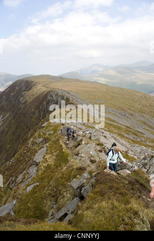 Gruppe von Wanderern Klettern entlang Nantlle Ridge in Snowdonia in Nord-Wales Stockfoto