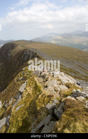 Gruppe von Wanderern Klettern entlang Nantlle Ridge in Snowdonia in Nord-Wales Stockfoto