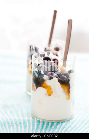 Nahaufnahme von griechischem Joghurt mit Honig und Heidelbeeren Stockfoto