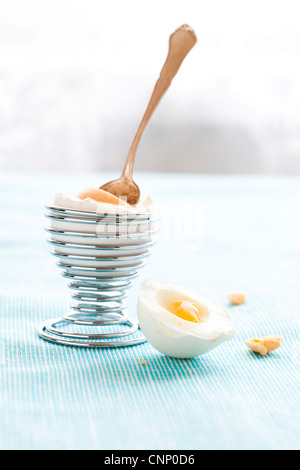 Nahaufnahme von einem gekochten Ei in einem Eierbecher Silber Spirale Stockfoto