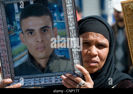 Tunesien, Tunis: Frauen und Männer, die Trauer um ihre Söhne starb während des arabischen Frühlings, sie nennen Sie Märtyrer. April 2011. Stockfoto