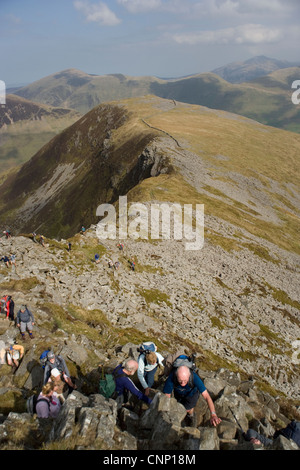 Gruppe von Wanderern Klettern entlang Nantlle Ridge in Snowdonia in Nord-Wales Stockfoto