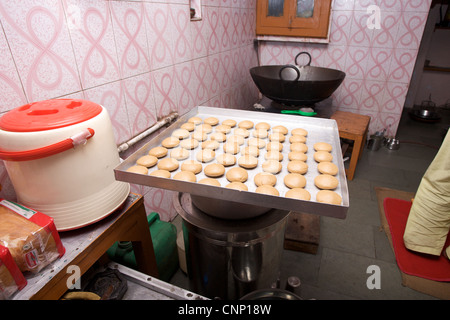 Frisch gebackene Kuchen in einer Bäckerei in Alt-Delhi, Indien. Stockfoto