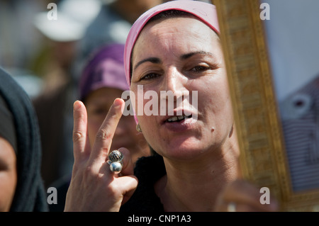 Tunesien, Tunis: Frauen und Männer, die Trauer um ihre Söhne starb während des arabischen Frühlings, sie nennen Sie Märtyrer. April 2011. Stockfoto