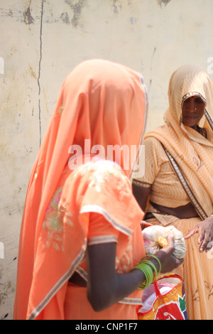 Zwei junge Mädchen tragen bunte Saris in Alt-Delhi, Indien. Stockfoto