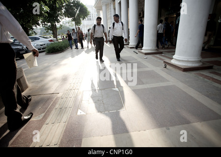 Shopper am Connaught Place in New Delhi, Indien. Stockfoto