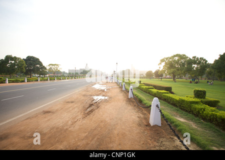 Blick vom India Gate nachschlagen Rajpath, indische Parlament Buidlings in Neu-Delhi, Indien. Stockfoto