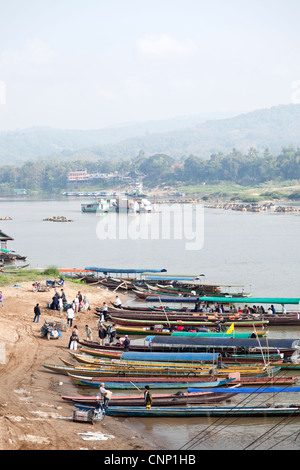 Touristen, die an Bord von kleinen Booten bei Chiang Khong (Thailand). Embarquement pour la Traversée du Mekong de Thaïlande au Laos. Stockfoto