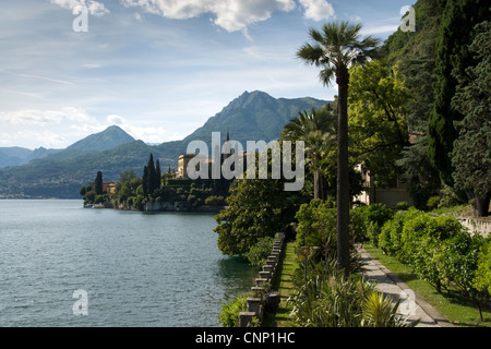 Blick zurück nach Varenna von Villa Monastero Gärten, Comer See, Italien Stockfoto