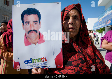 Tunesien, Tunis: Frauen und Männer, die Trauer um ihre Söhne starb während des arabischen Frühlings, sie nennen Sie Märtyrer. April 2011. Stockfoto