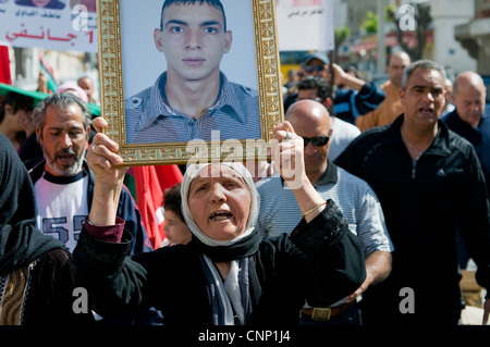 Tunesien, Tunis: Frauen und Männer, die Trauer um ihre Söhne starb während des arabischen Frühlings, sie nennen Sie Märtyrer. April 2011. Stockfoto