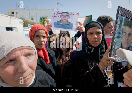 Tunesien, Tunis: Frauen und Männer, die Trauer um ihre Söhne starb während des arabischen Frühlings, sie nennen Sie Märtyrer. April 2011. Stockfoto