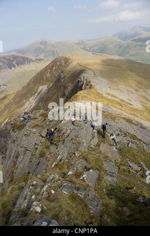 Gruppe von Wanderern Klettern entlang Nantlle Ridge in Snowdonia in Nord-Wales Stockfoto