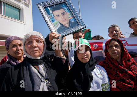 Tunesien, Tunis: Frauen und Männer, die Trauer um ihre Söhne starb während des arabischen Frühlings, sie nennen Sie Märtyrer. April 2011. Stockfoto