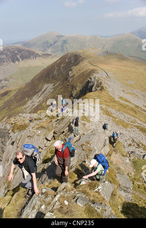 Gruppe von Wanderern Klettern entlang Nantlle Ridge in Snowdonia in Nord-Wales Stockfoto