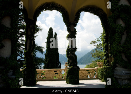 Blick von der Loggia in Villa del Balbianello in Richtung Insel Comacina über den Comer See, Italien. Stockfoto