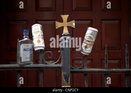 Leere Dosen und Flaschen Alkohol hinterlassen Tore einer Kirche im Stadtzentrum von Dublin. Stockfoto