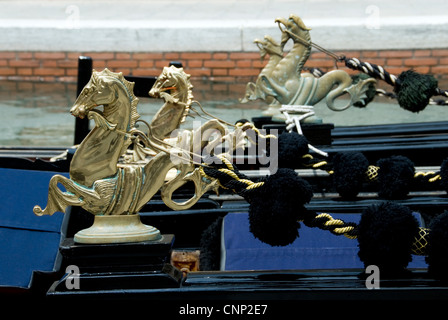 Hippocampus, Seepferdchen, Ornamente auf Gondeln in Venedig, Italien Stockfoto