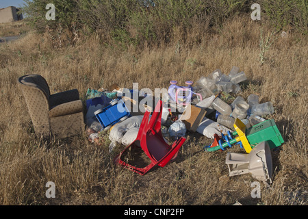 Flytipping von Möbeln und Plastik Müll im ländlichen Raum, Nordspanien, Juli Stockfoto