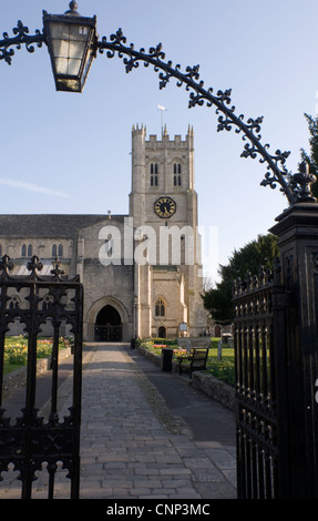 Christchurch - Hants - Christchurch Priory - Haupteingang umrahmt von dekorative Schmiedearbeiten Tore - Abend Sonne - blauer Himmel Stockfoto