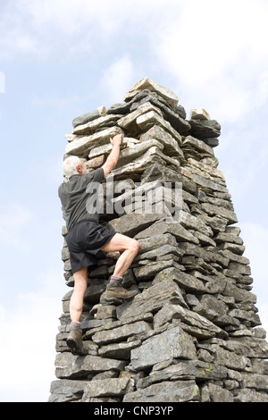 Mann den Obelisk auf Nantlle Ridge in Snowdonia in Nord-Wales Klettern Stockfoto