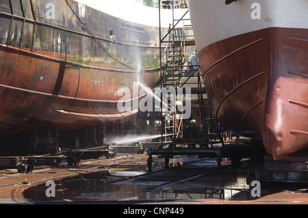 Frachtschiffe werden gewaschen und neu lackiert im Trockendock, Cape Town, Western Cape, Südafrika Stockfoto