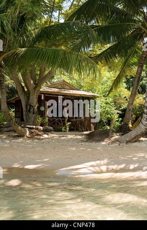 Einfachen Bungalow unter Palmen am Meer und am Strand Stockfoto