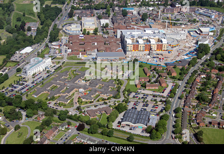 Luftaufnahme von Harplands Hospital und Royal Stoke University Hospital im Hintergrund Stockfoto