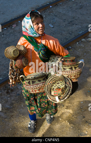 Tarahumara indische Frau verkaufen Körbe für Passagiere auf der Chihuahua Pazifik Eisenbahn Zug "Chepe"; Copper Canyon, Mexiko Stockfoto