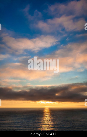 Sonnenuntergang über dem Pazifischen Ozean aus North Head Trail am Cape Enttäuschung State Park, Washington. Stockfoto