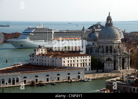 Der MSC Musica cruise Liner Pässe hinter Santa Maria Della Salute über den Canale della Giudecca, Venedig. Stockfoto