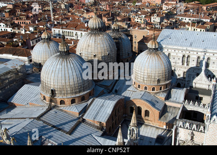 Markus Basilika Dach, entnommen dem Campanile, Markusplatz entfernt, Venedig, Italien Stockfoto