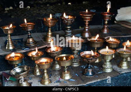 Asien, Bhutan, Dochu La Yak-Butter-Kerzen brennen im Heiligtum Stockfoto