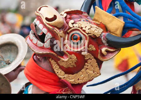 Asien, Bhutan, Bumthang. Nahaufnahme von Bull Maske getragen von Tänzerin bei Ura Yakchoe festival Stockfoto