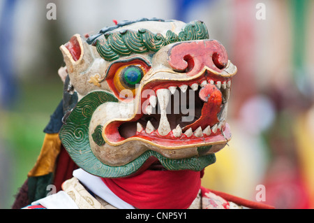 Asien, Bhutan, Bumthang. Nahaufnahme des Drachenmaske getragen von Tänzerin bei Ura Yakchoe festival Stockfoto